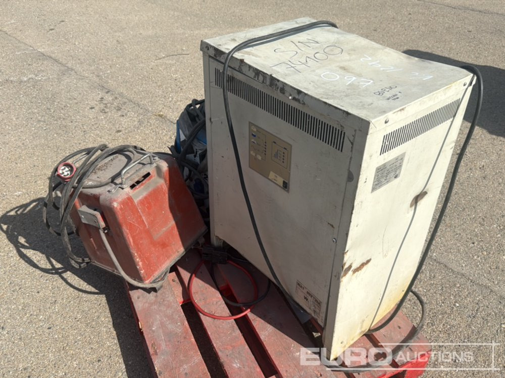 Forklift Chargers (3 of) - Attachment for Forklift: picture 1 Forklift Chargers (3 of) - Attachment for Forklift: picture 1