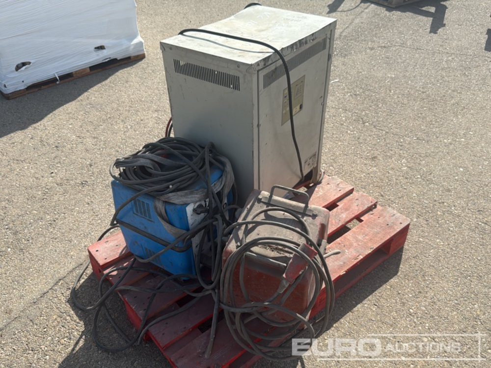 Forklift Chargers (3 of) - Attachment for Forklift: picture 4 Forklift Chargers (3 of) - Attachment for Forklift: picture 4