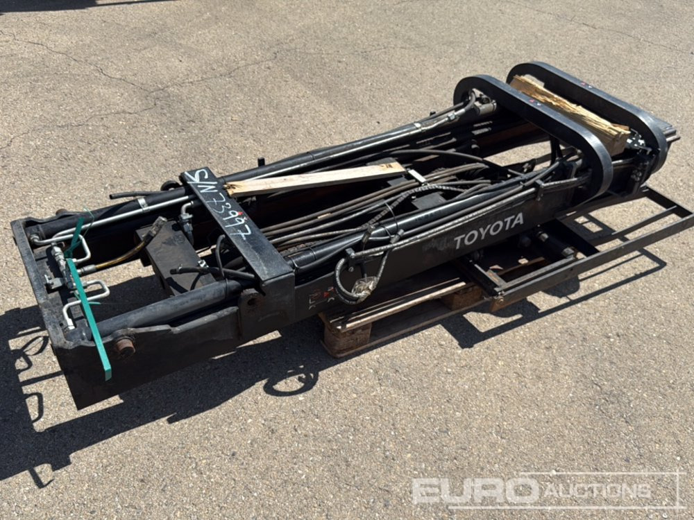 Toyota Lift Mast Compatible With Toyoya 8FBET18 - Attachment for Forklift: picture 2 Toyota Lift Mast Compatible With Toyoya 8FBET18 - Attachment for Forklift: picture 2