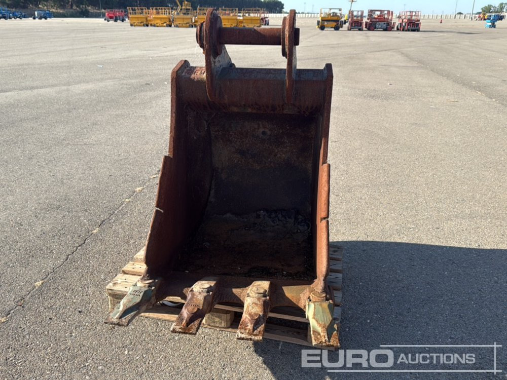JCB 32" Digging Bucket to suit Backhoe Loader - Bucket: picture 5 JCB 32" Digging Bucket to suit Backhoe Loader - Bucket: picture 5