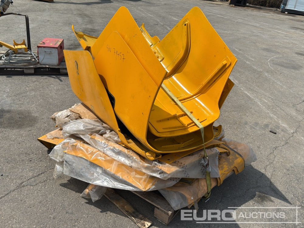 Pallet of JCB Spare Body Parts / Palet Recambios JCB - Spare parts: picture 2 Pallet of JCB Spare Body Parts / Palet Recambios JCB - Spare parts: picture 2