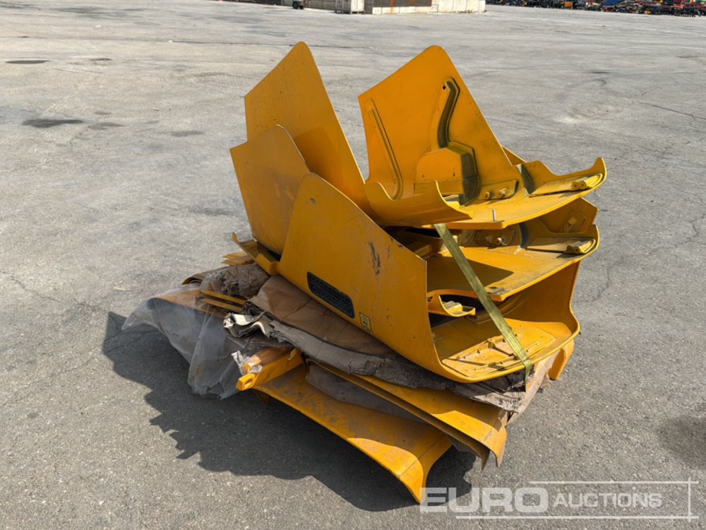 Pallet of JCB Spare Body Parts / Palet Recambios JCB - Spare parts: picture 4 Pallet of JCB Spare Body Parts / Palet Recambios JCB - Spare parts: picture 4