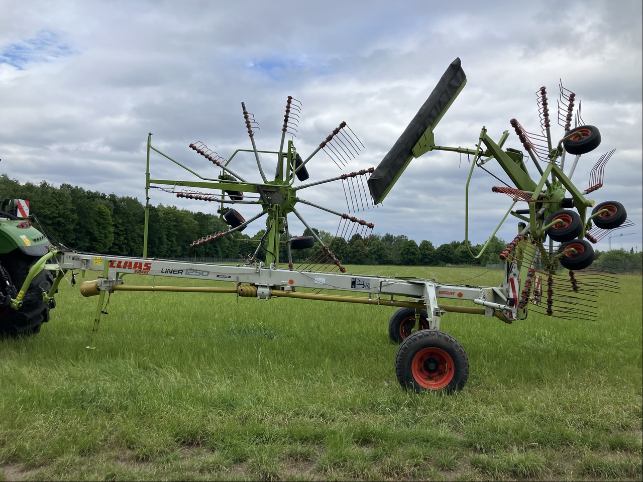 Claas Liner 1250 Profil - Tedder/ Rake: picture 1 Claas Liner 1250 Profil - Tedder/ Rake: picture 1