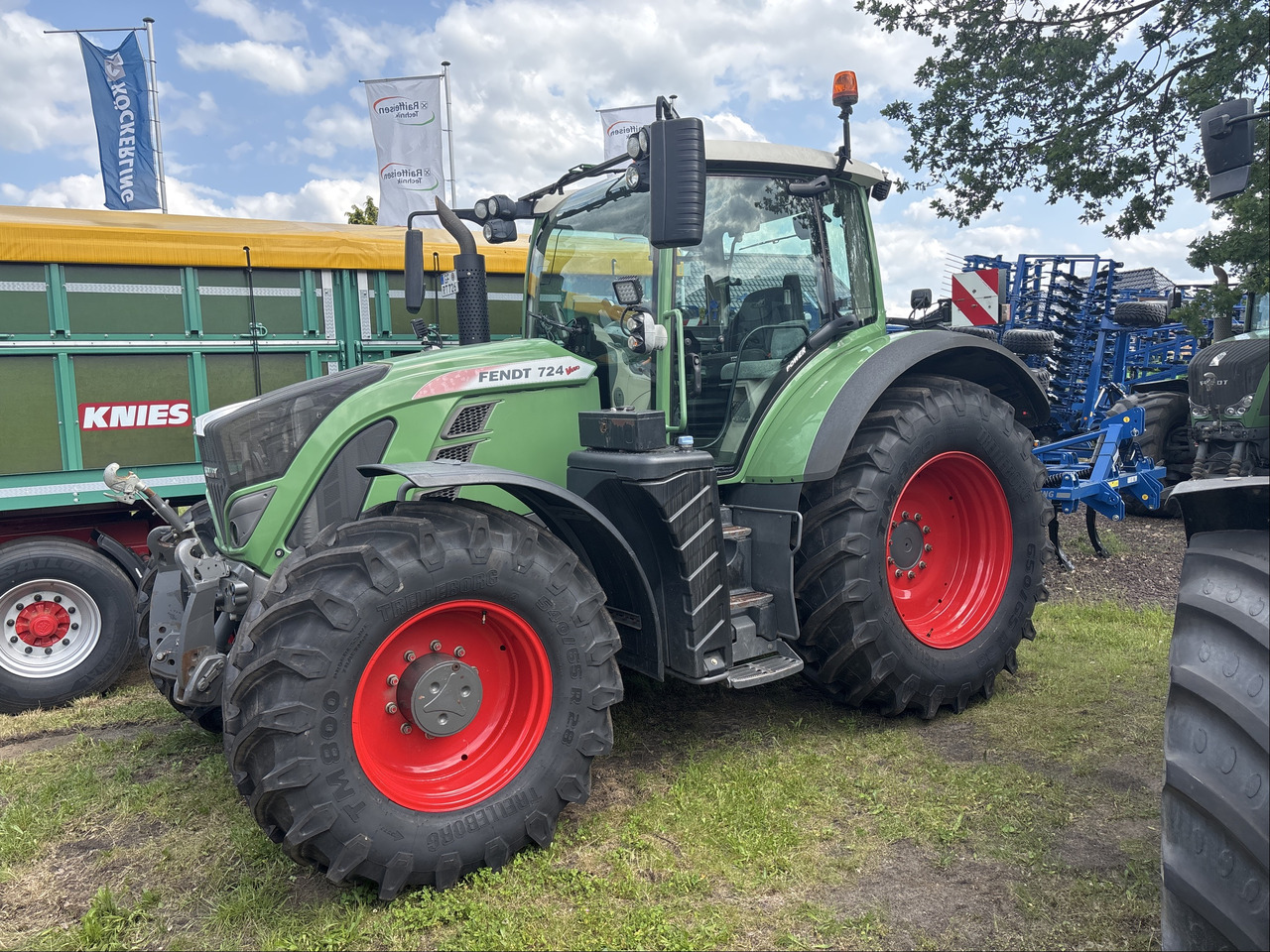 Fendt 724 Power - Farm tractor: picture 1 Fendt 724 Power - Farm tractor: picture 1