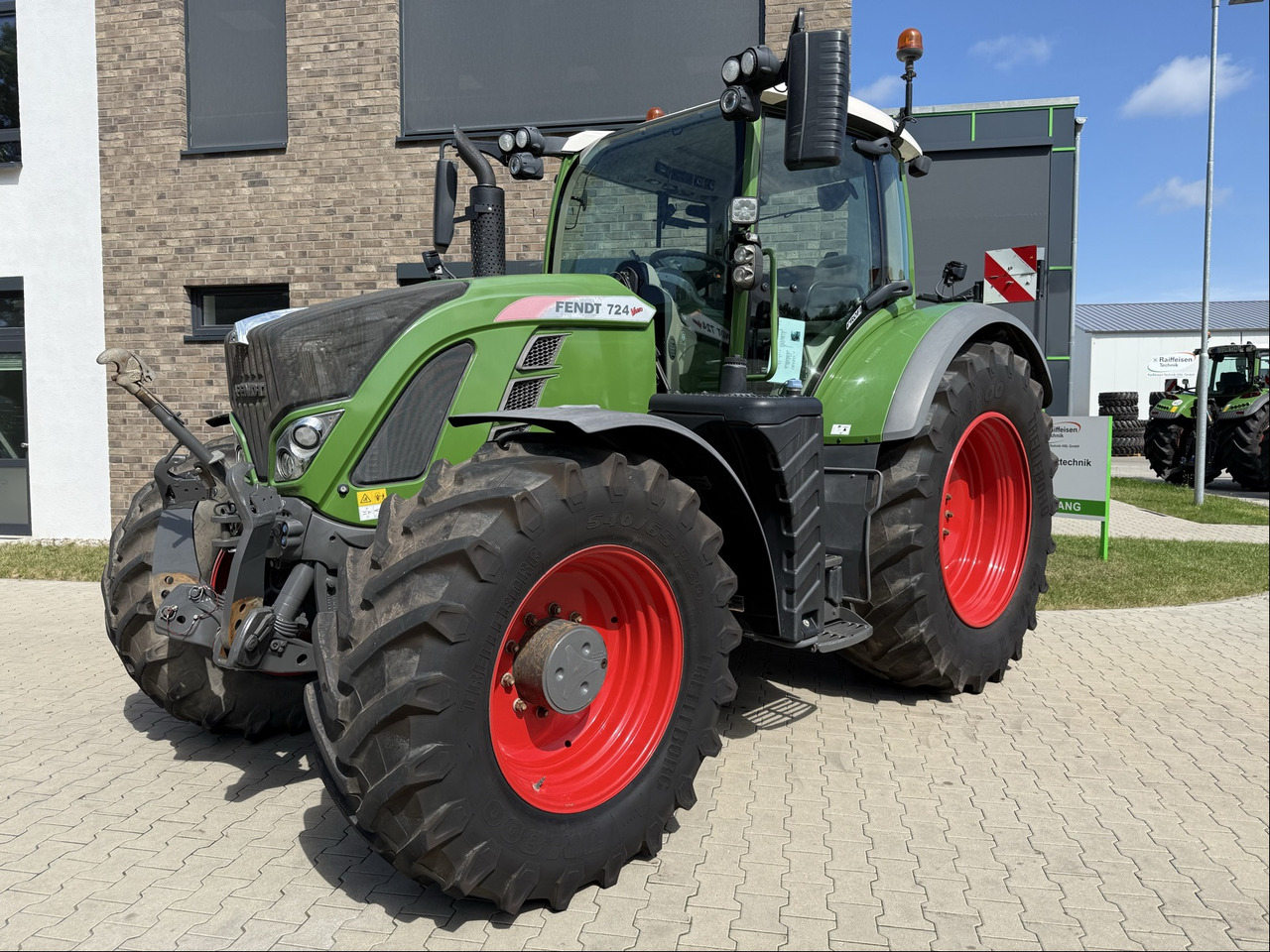 Fendt 724 Vario S4 - Farm tractor: picture 1 Fendt 724 Vario S4 - Farm tractor: picture 1