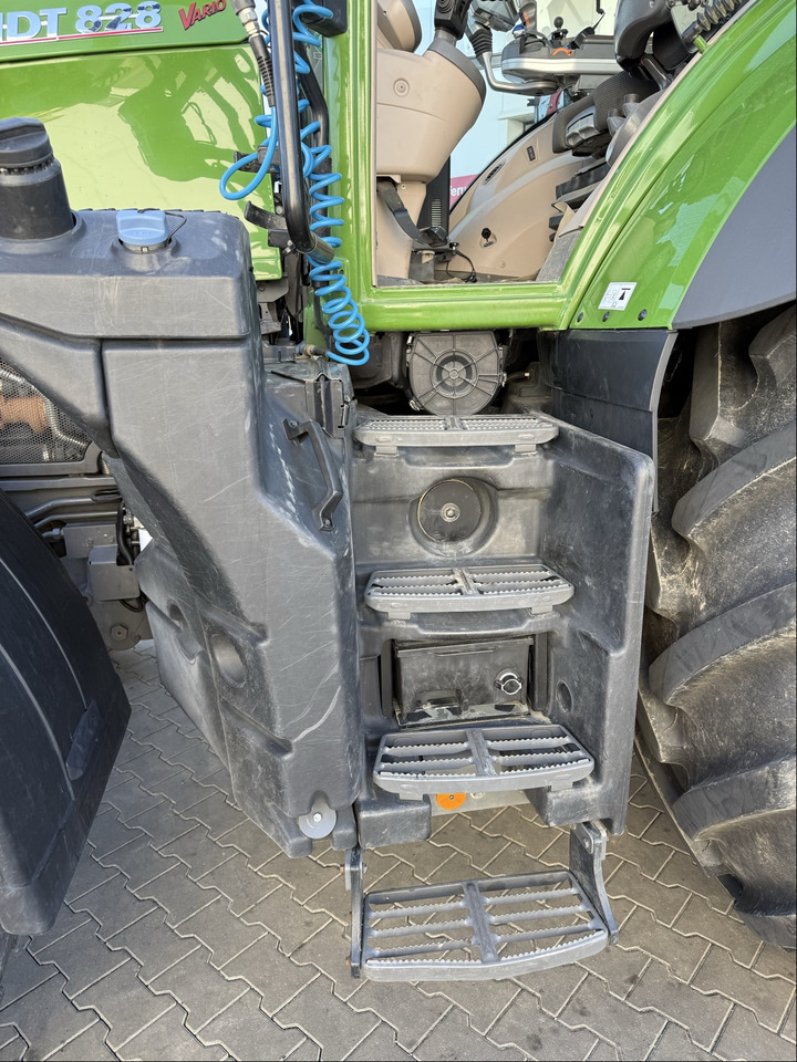 Fendt 828 Vario ProfiPlus Motor NEU - Farm tractor: picture 3 Fendt 828 Vario ProfiPlus Motor NEU - Farm tractor: picture 3