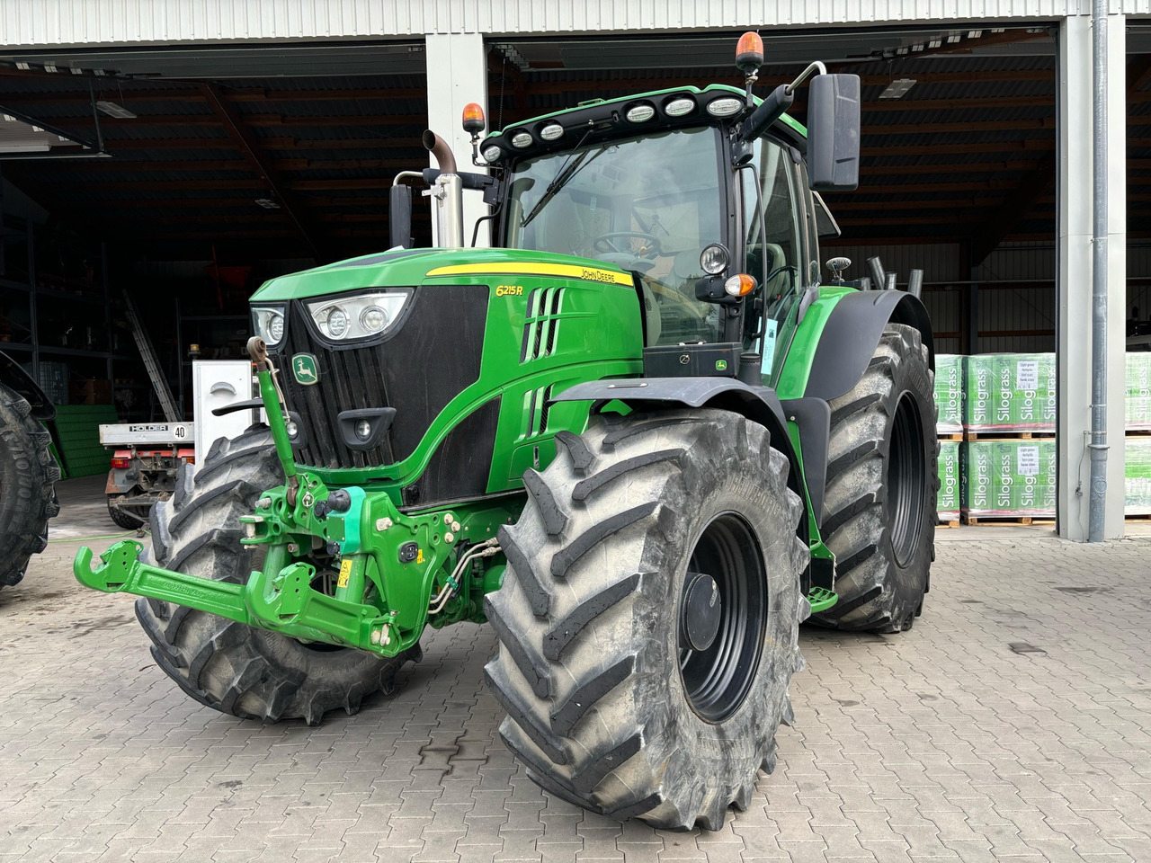 John Deere 6215 R - Farm tractor: picture 1 John Deere 6215 R - Farm tractor: picture 1