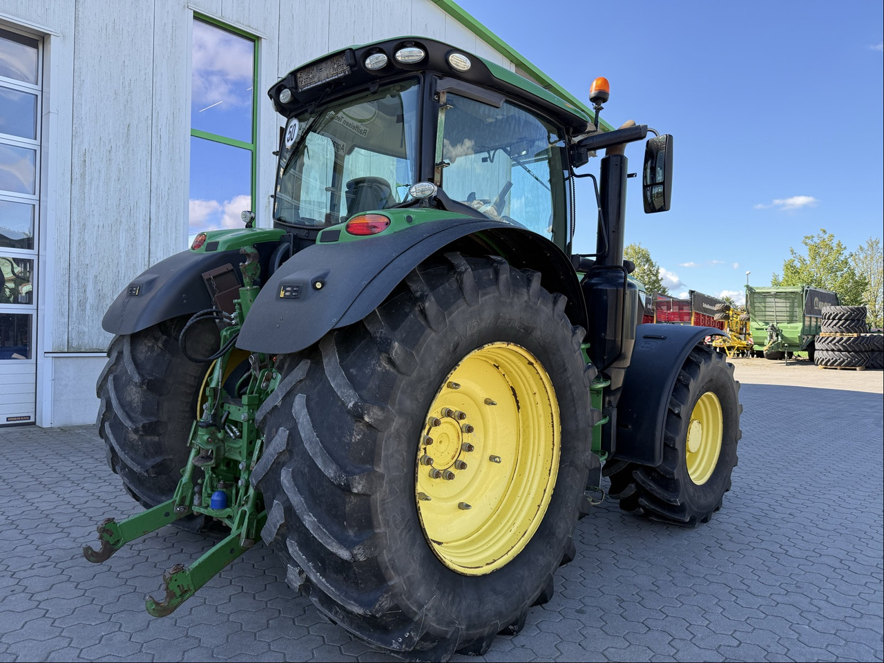 John Deere 6215R - Farm tractor: picture 5 John Deere 6215R - Farm tractor: picture 5