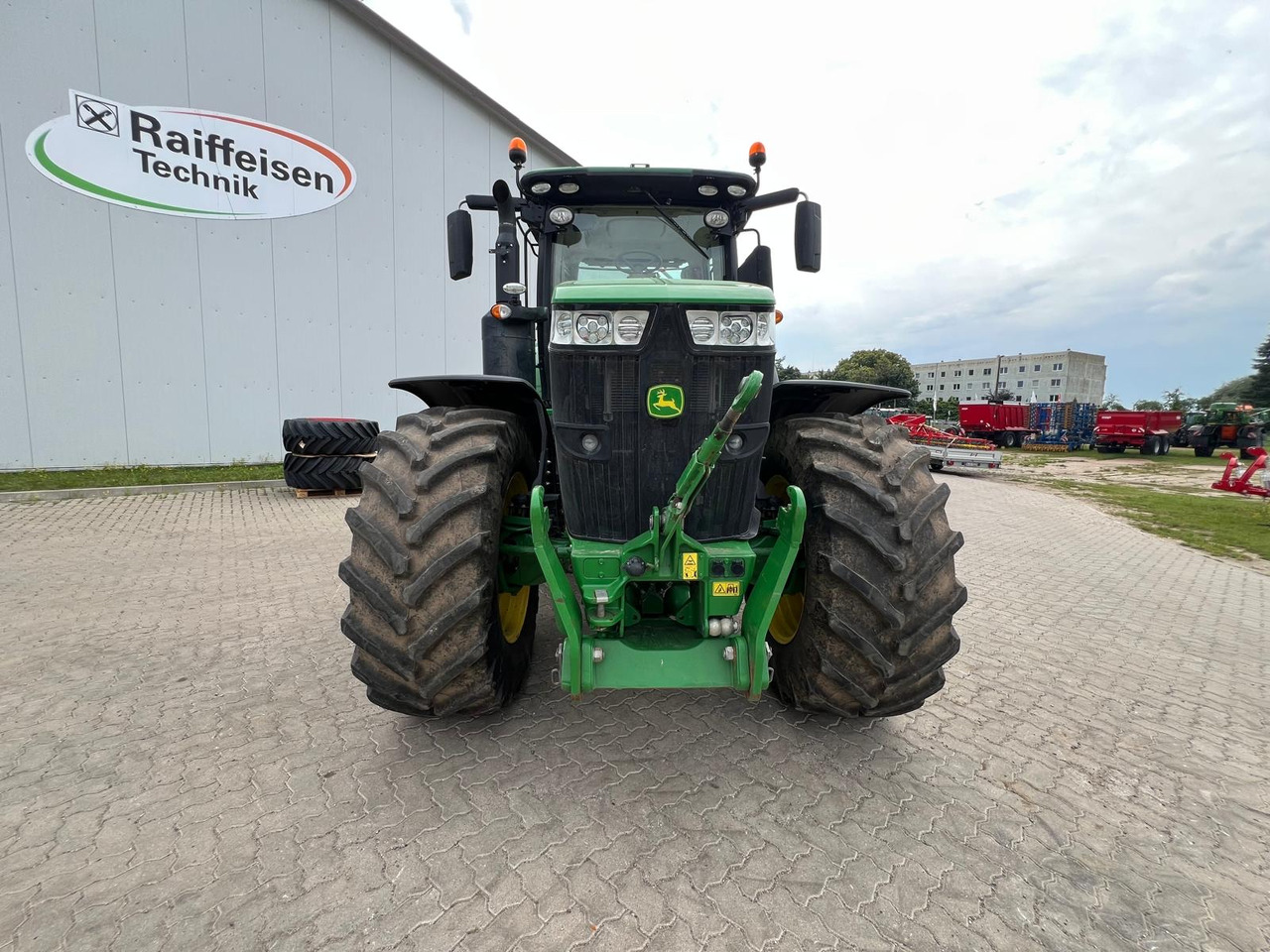 Farm tractor John Deere 7310 R: picture 9