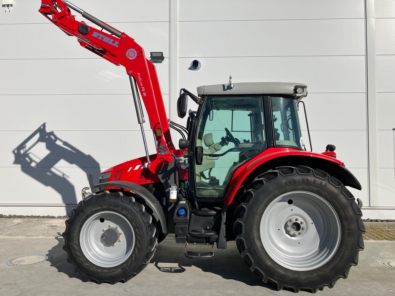 Massey Ferguson 5613 Dyna 6 - Farm tractor: picture 1 Massey Ferguson 5613 Dyna 6 - Farm tractor: picture 1