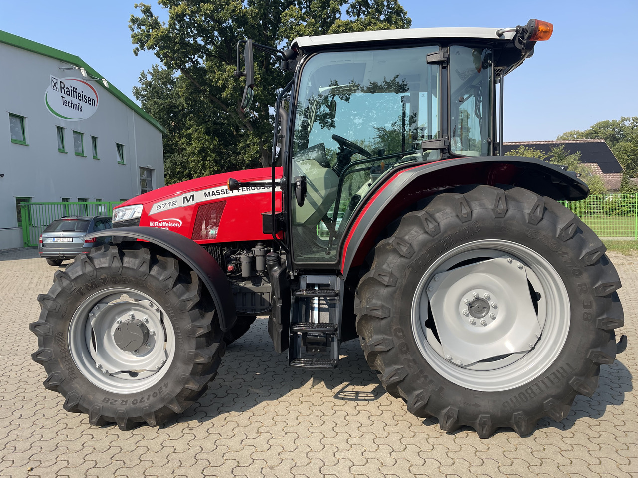 Massey Ferguson 5712M 4WD Cab Essential - Farm tractor: picture 2 Massey Ferguson 5712M 4WD Cab Essential - Farm tractor: picture 2
