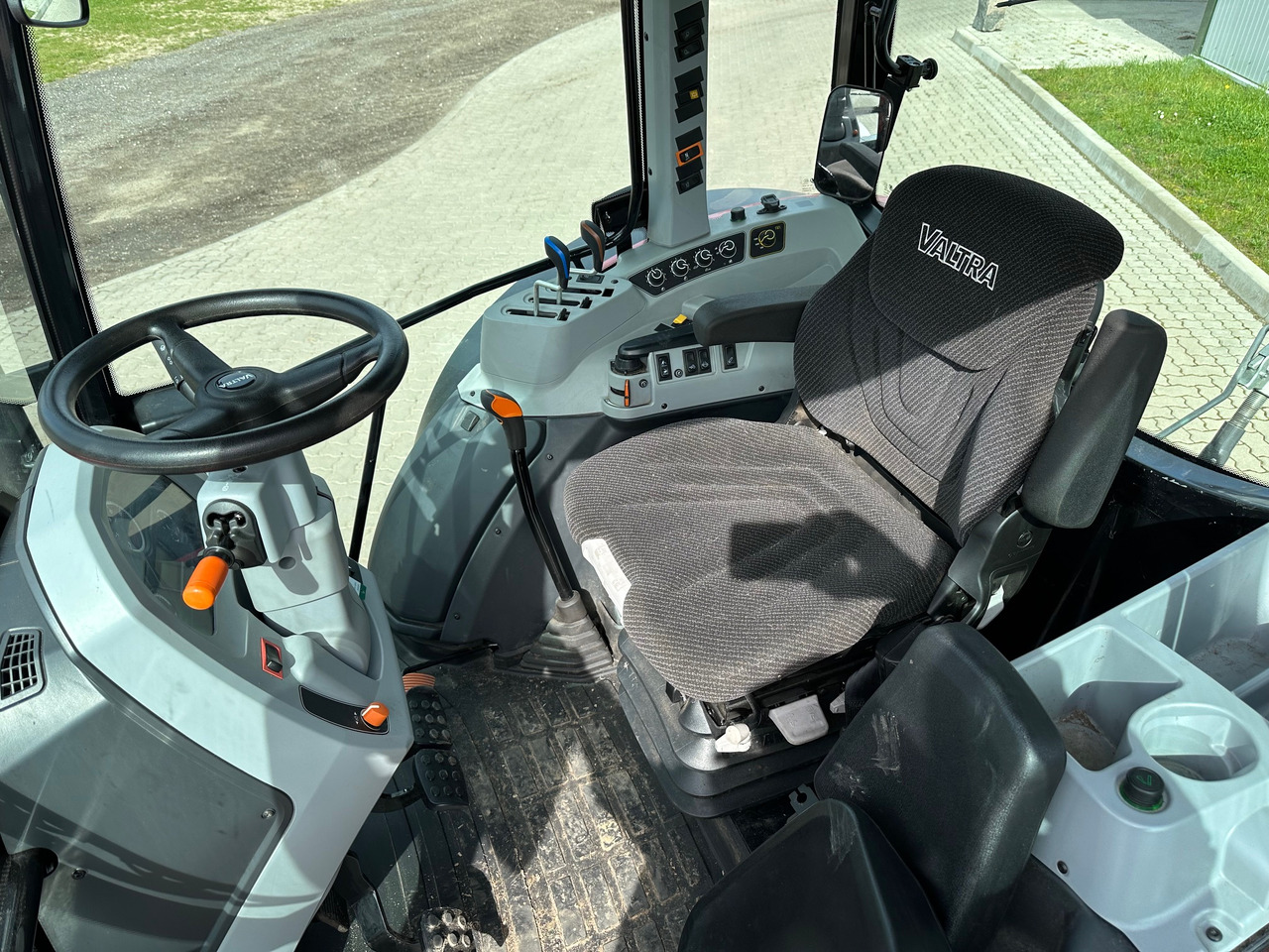 Valtra A105 MH - Farm tractor: picture 4 Valtra A105 MH - Farm tractor: picture 4