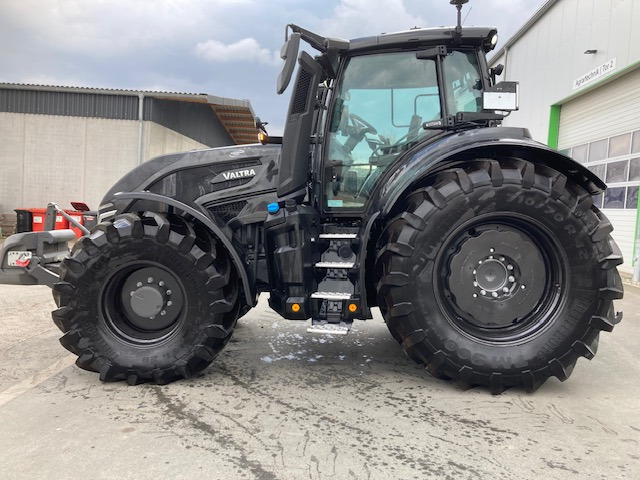 Valtra Q265 - Farm tractor: picture 1 Valtra Q265 - Farm tractor: picture 1
