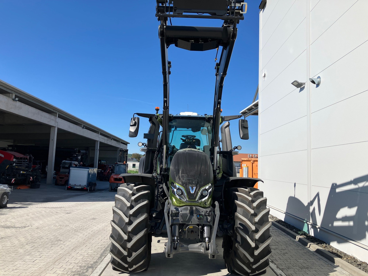Valtra Q285 - Farm tractor: picture 5 Valtra Q285 - Farm tractor: picture 5