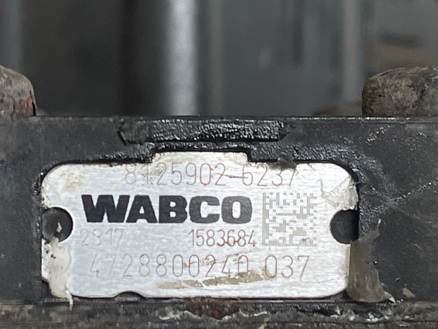 MAN VALVE 81.25902-6237 - Brake valve for Truck: picture 3 MAN VALVE 81.25902-6237 - Brake valve for Truck: picture 3