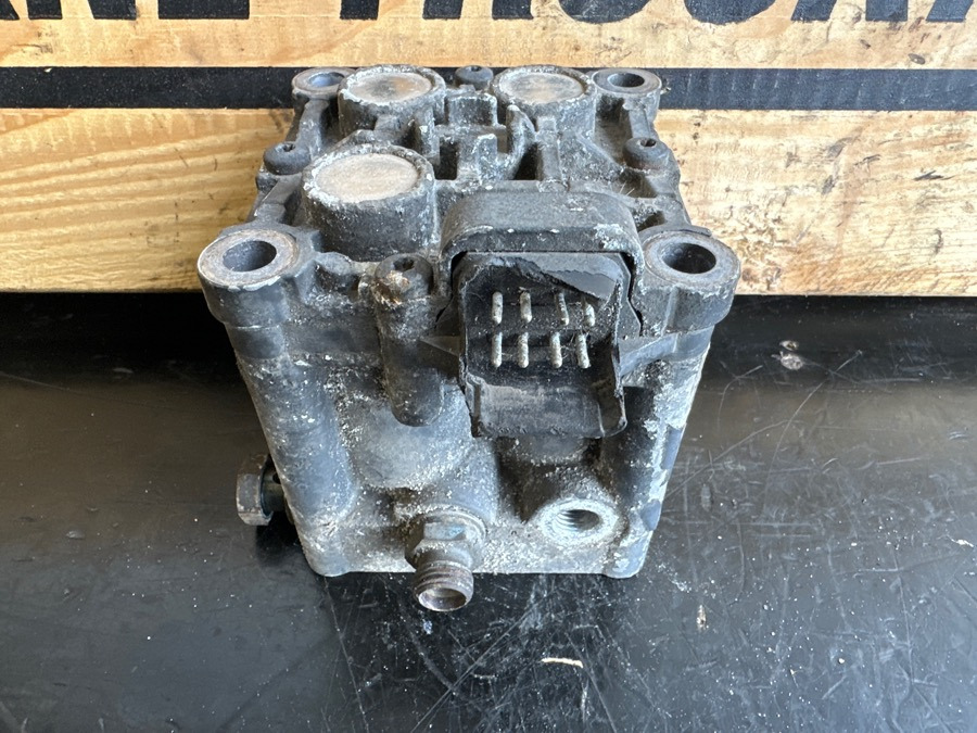SCANIA V107 VALVE BLOCK 1744084 - Brake valve for Truck: picture 2 SCANIA V107 VALVE BLOCK 1744084 - Brake valve for Truck: picture 2
