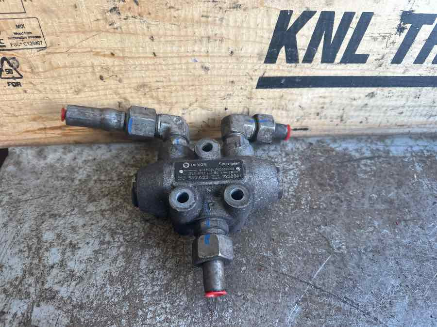 VOLVO STEERING VALVE 20757513 - Brake valve for Truck: picture 2 VOLVO STEERING VALVE 20757513 - Brake valve for Truck: picture 2