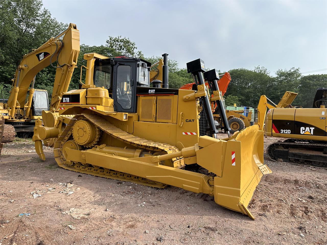 CATERPILLAR D7R - Bulldozer: picture 1 CATERPILLAR D7R - Bulldozer: picture 1