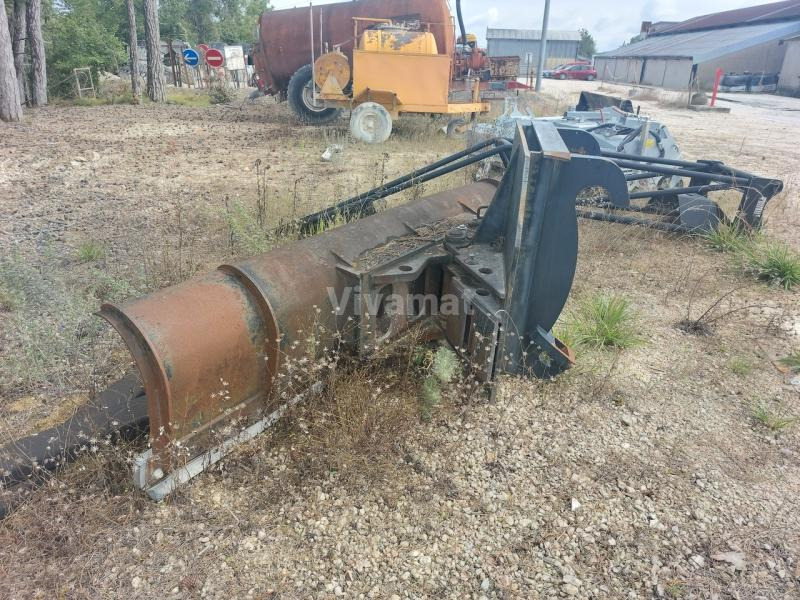 Caterpillar 938 - Snow plough for Construction machinery: picture 2 Caterpillar 938 - Snow plough for Construction machinery: picture 2