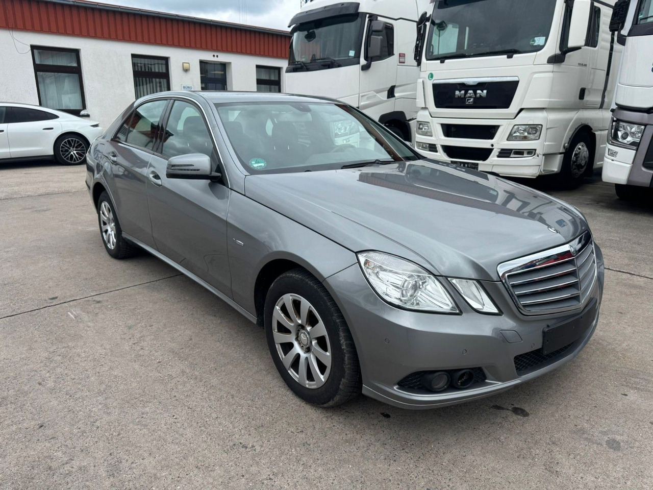 Mercedes-Benz E 200 CGI * PDC VORNE UND HINTEN * 2. HAND * - Sedan: picture 2 Mercedes-Benz E 200 CGI * PDC VORNE UND HINTEN * 2. HAND * - Sedan: picture 2