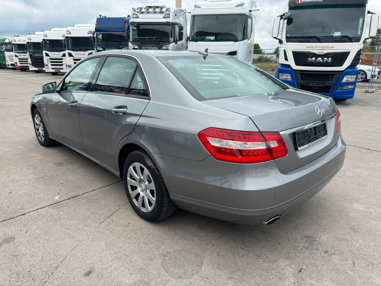 Mercedes-Benz E 200 CGI * PDC VORNE UND HINTEN * 2. HAND * - Sedan: picture 5 Mercedes-Benz E 200 CGI * PDC VORNE UND HINTEN * 2. HAND * - Sedan: picture 5