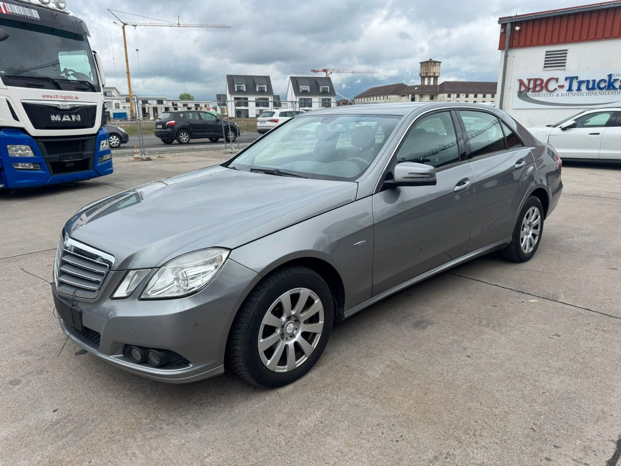 Mercedes-Benz E 200 CGI * PDC VORNE UND HINTEN * 2. HAND * - Sedan: picture 1 Mercedes-Benz E 200 CGI * PDC VORNE UND HINTEN * 2. HAND * - Sedan: picture 1