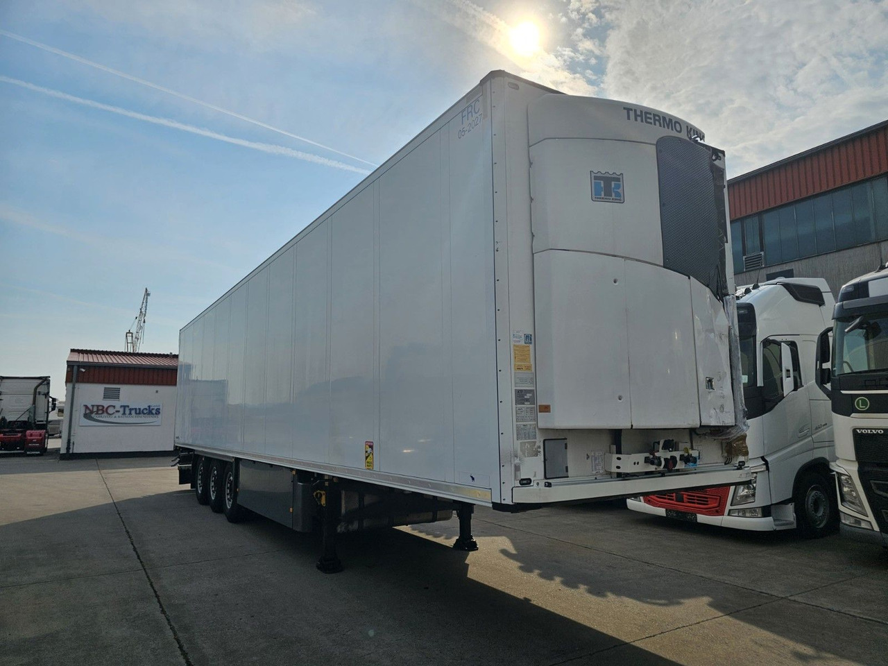 Schmitz Cargobull NKS * DOPPELST. * UNFALL * THERMOK. * LIFT * - Refrigerator semi-trailer: picture 1 Schmitz Cargobull NKS * DOPPELST. * UNFALL * THERMOK. * LIFT * - Refrigerator semi-trailer: picture 1
