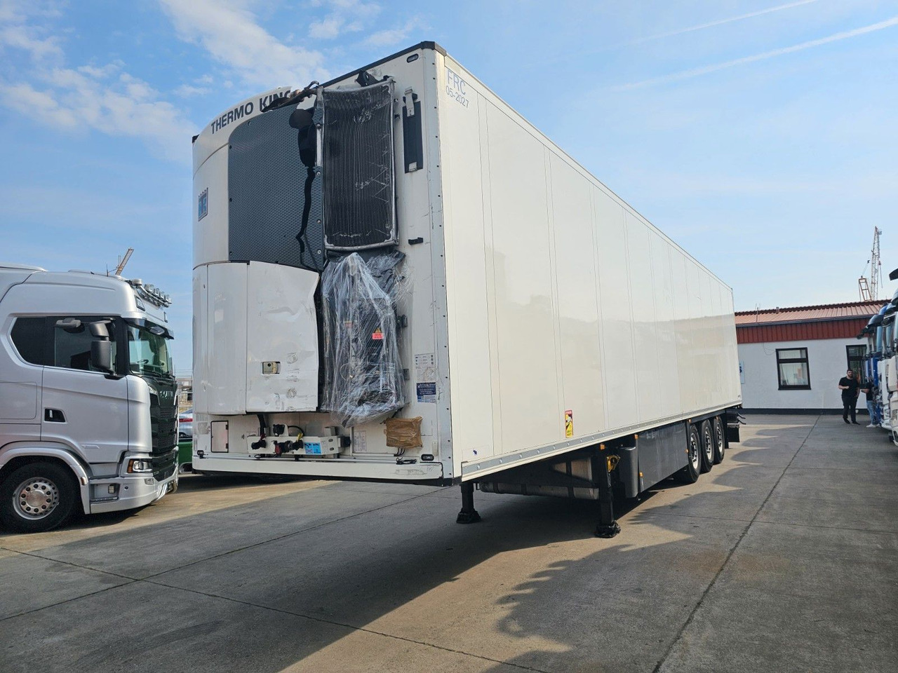 Schmitz Cargobull NKS * DOPPELST. * UNFALL * THERMOK. * LIFT * - Refrigerator semi-trailer: picture 3 Schmitz Cargobull NKS * DOPPELST. * UNFALL * THERMOK. * LIFT * - Refrigerator semi-trailer: picture 3