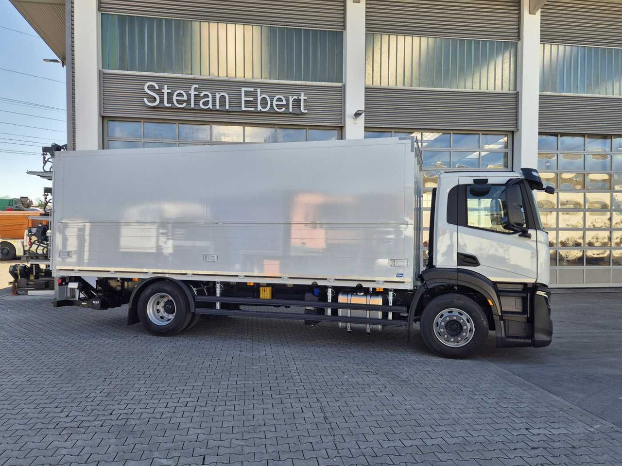 Iveco S-Way AD190S40/FP Böse Schwenkwand LBW 2x AHK - Beverage truck: picture 4 Iveco S-Way AD190S40/FP Böse Schwenkwand LBW 2x AHK - Beverage truck: picture 4