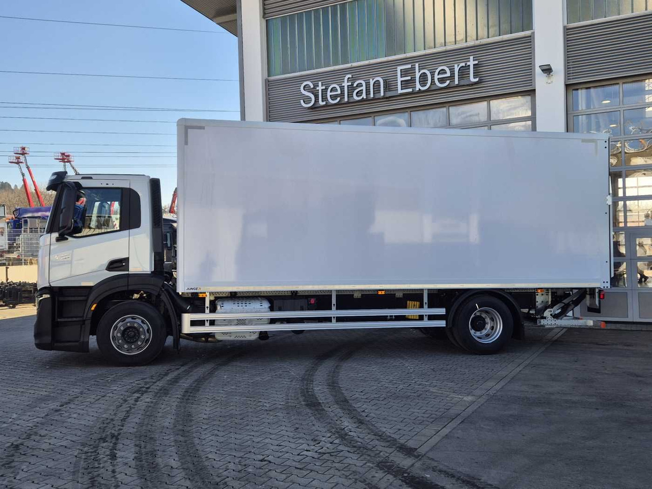 Iveco S-Way AD190S40/P Junge AHK LBW 2.000kg - Box truck: picture 5 Iveco S-Way AD190S40/P Junge AHK LBW 2.000kg - Box truck: picture 5