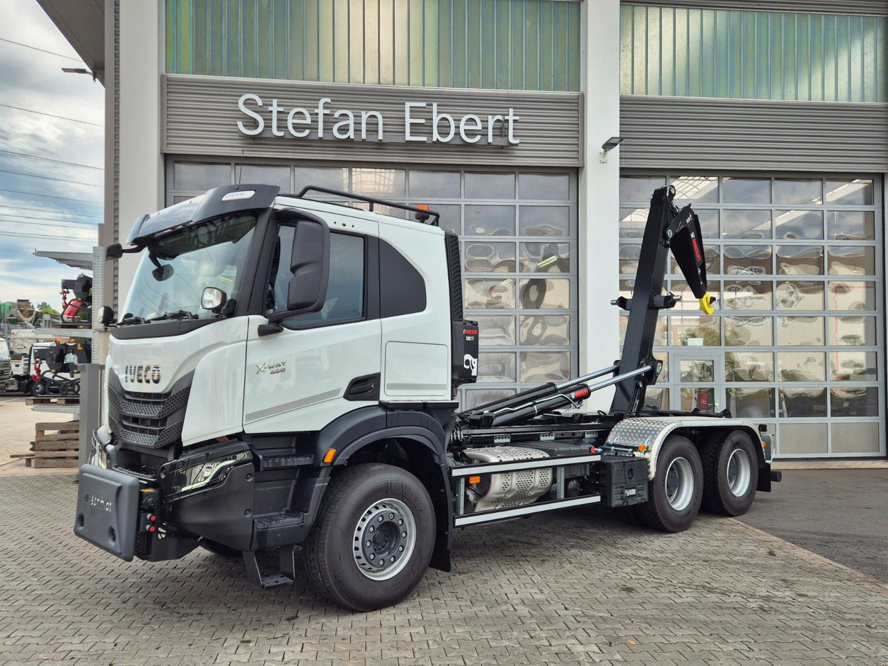 Iveco X-Way AT300X48Z/P HR OFF 6x4 Hiab Winterdienst - Hook lift truck: picture 5 Iveco X-Way AT300X48Z/P HR OFF 6x4 Hiab Winterdienst - Hook lift truck: picture 5