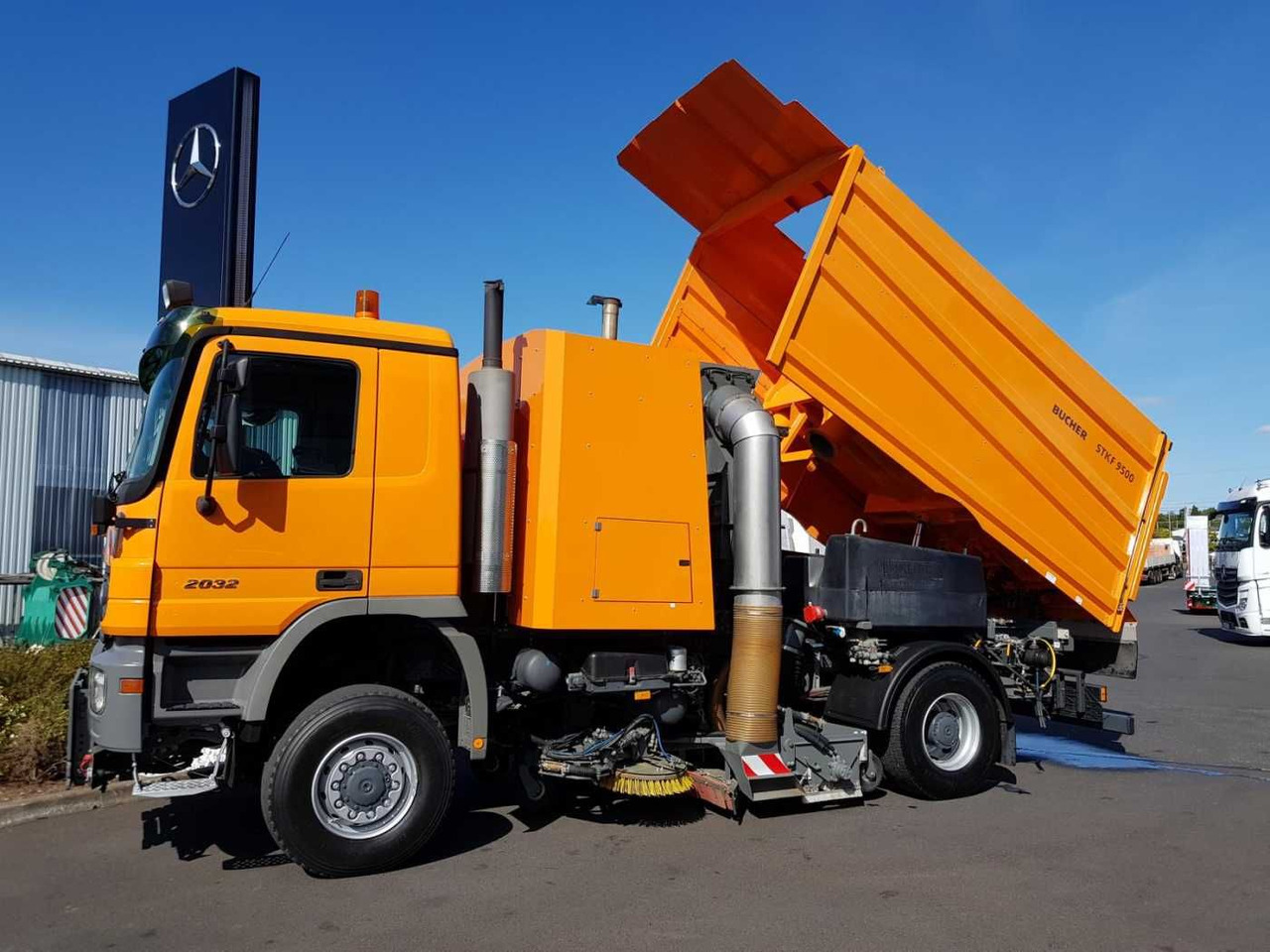 Mercedes-Benz Actros 2032 A 4x4 Bucher STKF 9500 Airport - Road sweeper: picture 2 Mercedes-Benz Actros 2032 A 4x4 Bucher STKF 9500 Airport - Road sweeper: picture 2