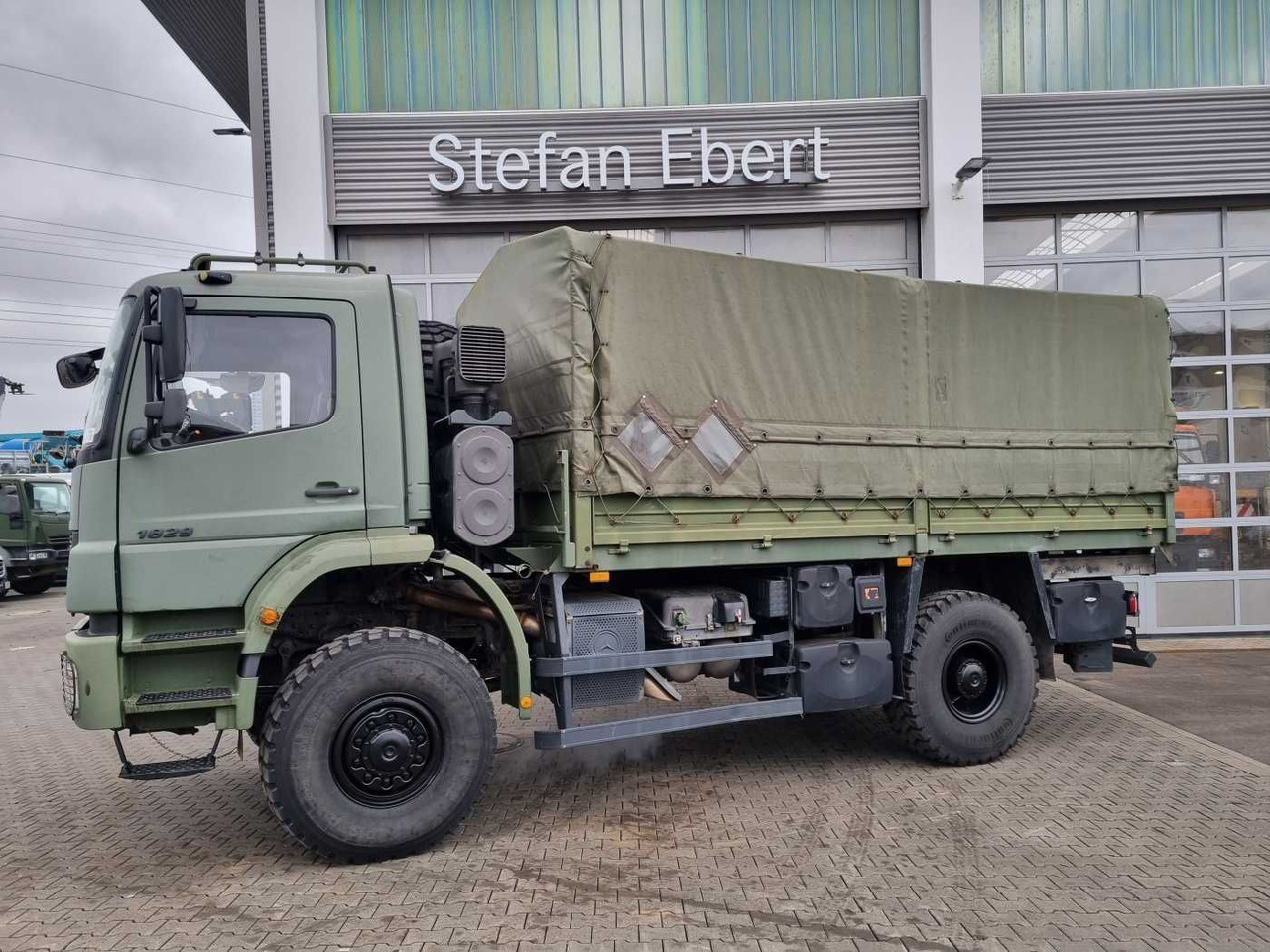 Mercedes-Benz Axor 1829 A 4x4 Pritsche/Plane 10 Stück - Dropside/ Flatbed truck: picture 4 Mercedes-Benz Axor 1829 A 4x4 Pritsche/Plane 10 Stück - Dropside/ Flatbed truck: picture 4