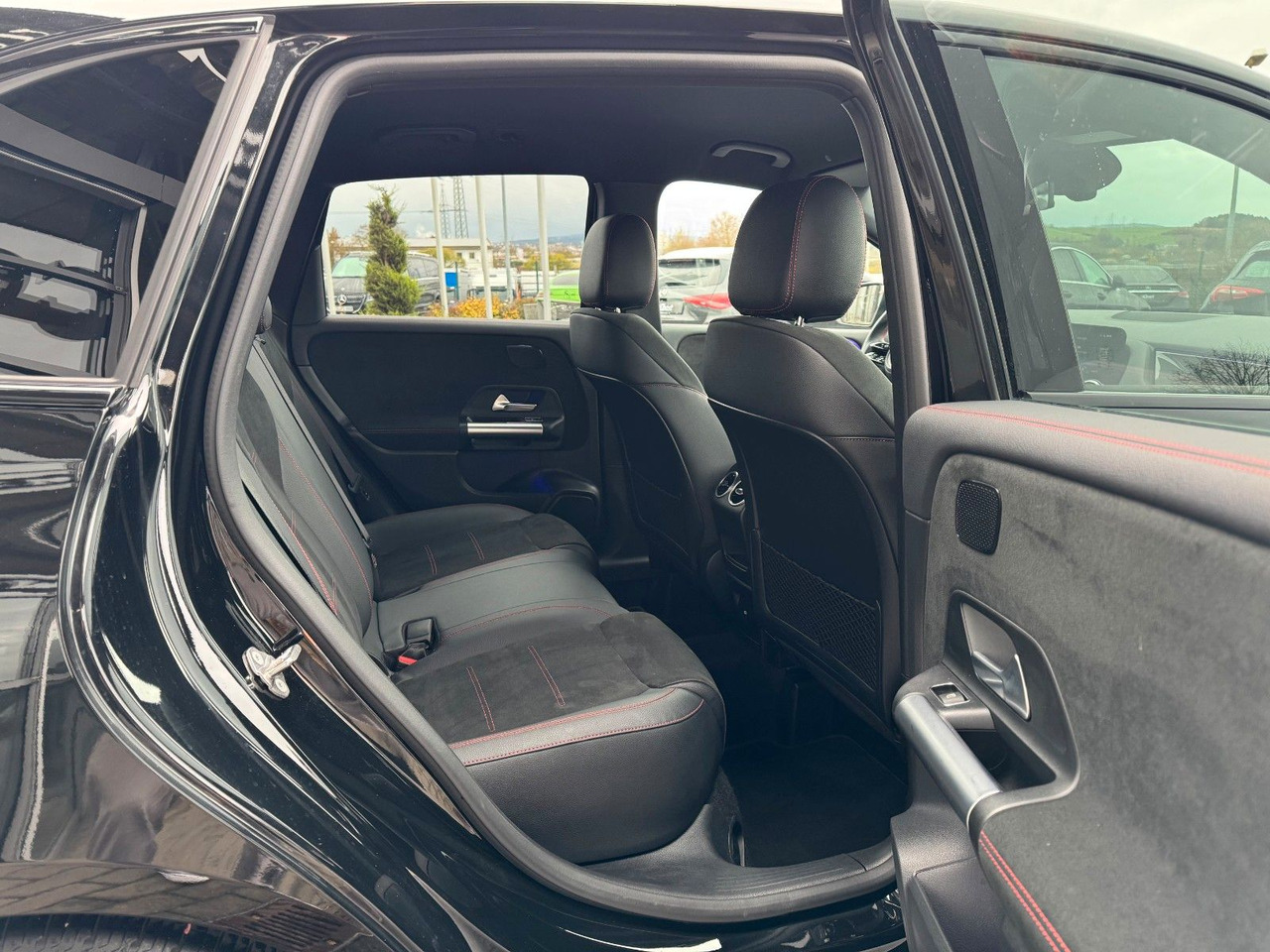 Mercedes-Benz B 200 AMG+AHK+Ambiente+RFK+MBUX+Night - Sedan: picture 5 Mercedes-Benz B 200 AMG+AHK+Ambiente+RFK+MBUX+Night - Sedan: picture 5