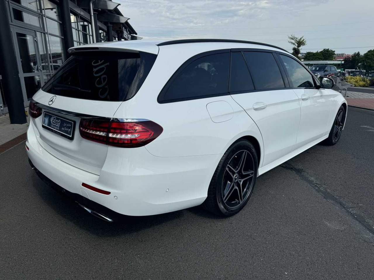 Mercedes-Benz E 220d T AMG+Pano+AHK+Night+TotW+ RKamera+Ambien - Car: picture 4 Mercedes-Benz E 220d T AMG+Pano+AHK+Night+TotW+ RKamera+Ambien - Car: picture 4