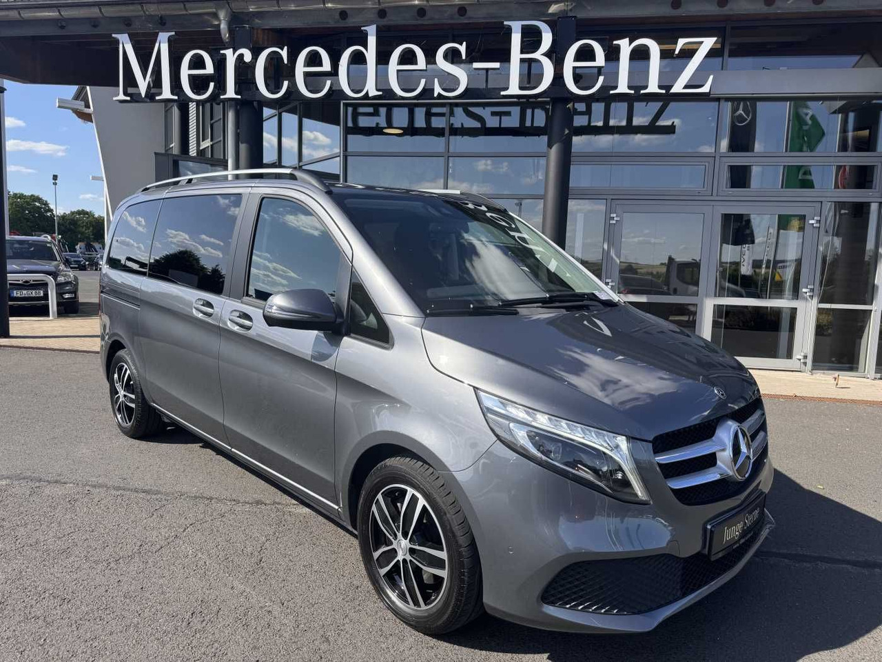 Mercedes-Benz V 220 d EDITION Liege-Paket AHK2,5 LED DAB MBUX - Passenger van: picture 1 Mercedes-Benz V 220 d EDITION Liege-Paket AHK2,5 LED DAB MBUX - Passenger van: picture 1