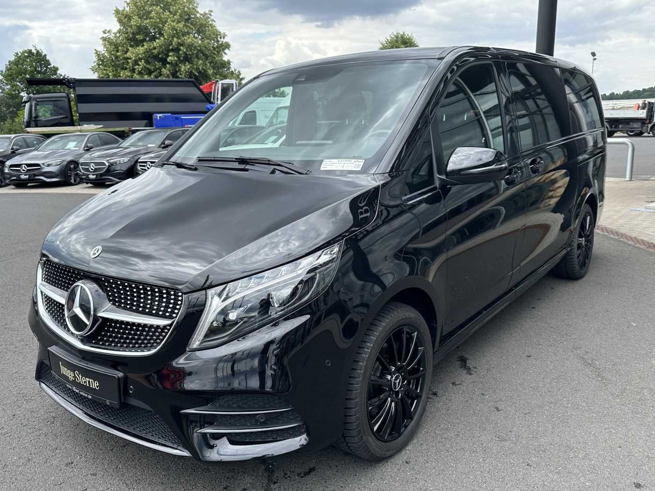 Mercedes-Benz V 300 d 4MATIC EXCLUSIVE AMG Panorama DISTRONIC - Passenger van: picture 3 Mercedes-Benz V 300 d 4MATIC EXCLUSIVE AMG Panorama DISTRONIC - Passenger van: picture 3