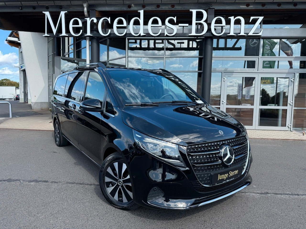 Mercedes-Benz V 300 d AVANTGARDE Extralang 360Kamera Standheiz - Estate car: picture 1 Mercedes-Benz V 300 d AVANTGARDE Extralang 360Kamera Standheiz - Estate car: picture 1
