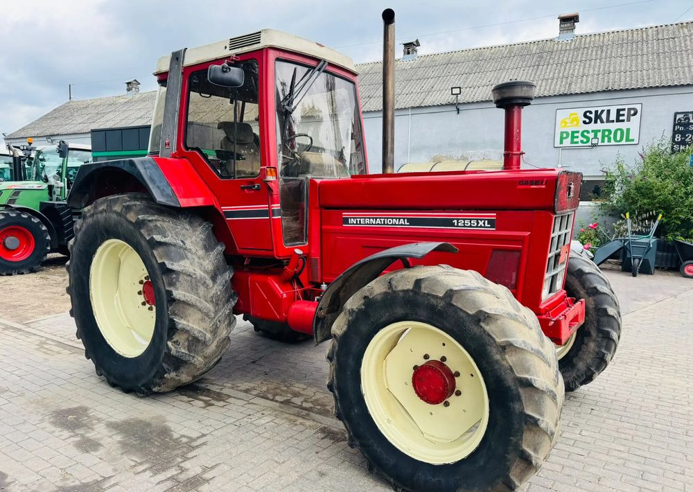 Case IH 1255 XL - Farm tractor: picture 5 Case IH 1255 XL - Farm tractor: picture 5