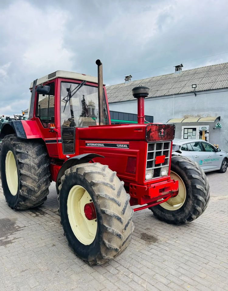 Case IH 1255 XL - Farm tractor: picture 1 Case IH 1255 XL - Farm tractor: picture 1
