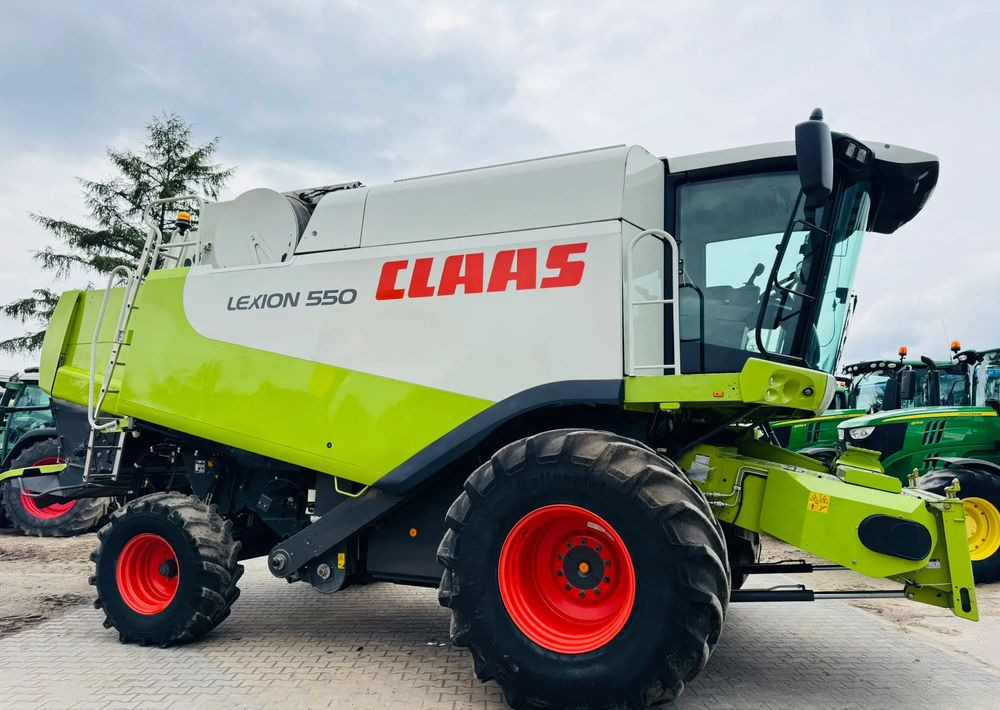 Claas Lexion 550 - Combine harvester: picture 1 Claas Lexion 550 - Combine harvester: picture 1