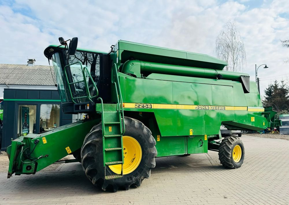 John Deere 2254 - Combine harvester: picture 1 John Deere 2254 - Combine harvester: picture 1