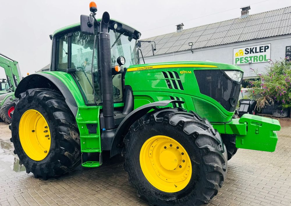 John Deere 6170M - Farm tractor: picture 3 John Deere 6170M - Farm tractor: picture 3
