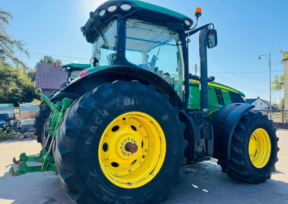 Farm tractor John Deere 7250R: picture 17