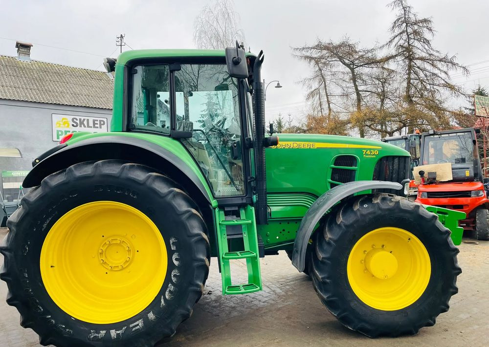 John Deere 7430 - Farm tractor: picture 5 John Deere 7430 - Farm tractor: picture 5