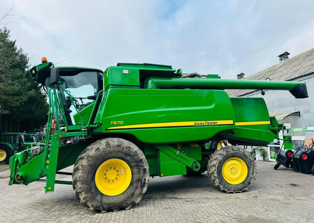 John Deere T670 - Combine harvester: picture 3 John Deere T670 - Combine harvester: picture 3