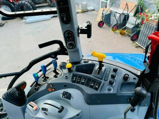 New Holland T5.110 - Farm tractor: picture 2 New Holland T5.110 - Farm tractor: picture 2