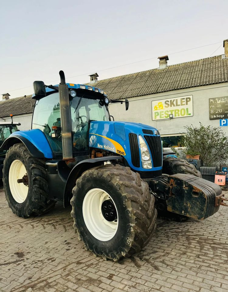 New Holland T8040 - Farm tractor: picture 2 New Holland T8040 - Farm tractor: picture 2