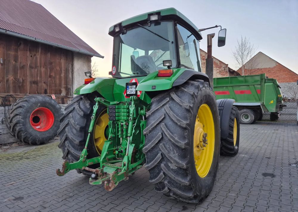 John Deere 8310 - Farm tractor: picture 3 John Deere 8310 - Farm tractor: picture 3