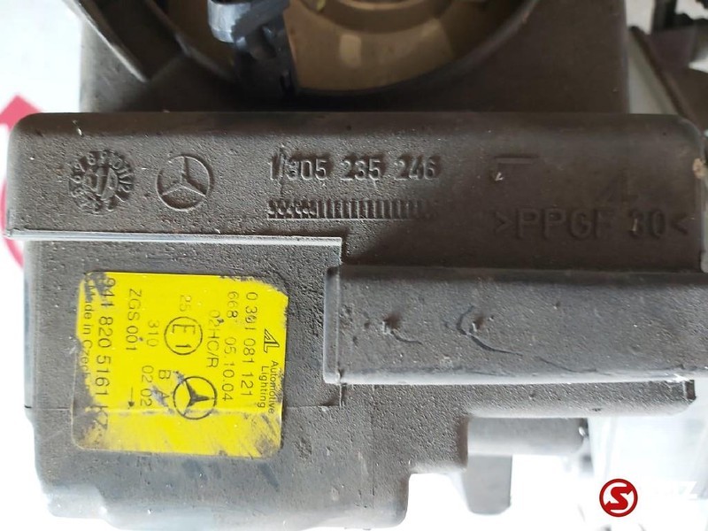 Mercedes-Benz Occ Koplamp links met steun Mercedes Actros MP1 - Headlight for Truck: picture 2 Mercedes-Benz Occ Koplamp links met steun Mercedes Actros MP1 - Headlight for Truck: picture 2